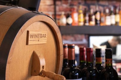 Bistro Wool Factoryssa baaritiskiä koristaa vanha viinitynnyri, jonka vieressä valikoima punaviinejä