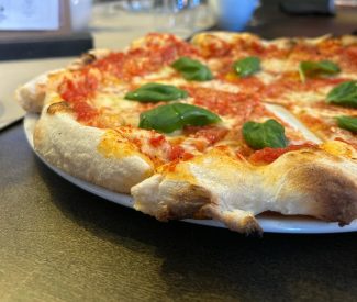 Margarita-pizza Wool Factoryssa valmiina nautittavaksi